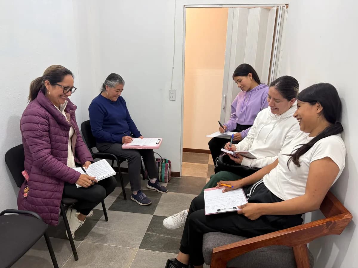 Personas colaborando y aprendiendo juntas en un entorno de apoyo y respeto.